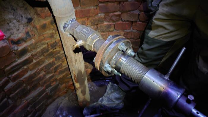 Врезка под давлением в трубу водопровода в Новосибирске - Водосети